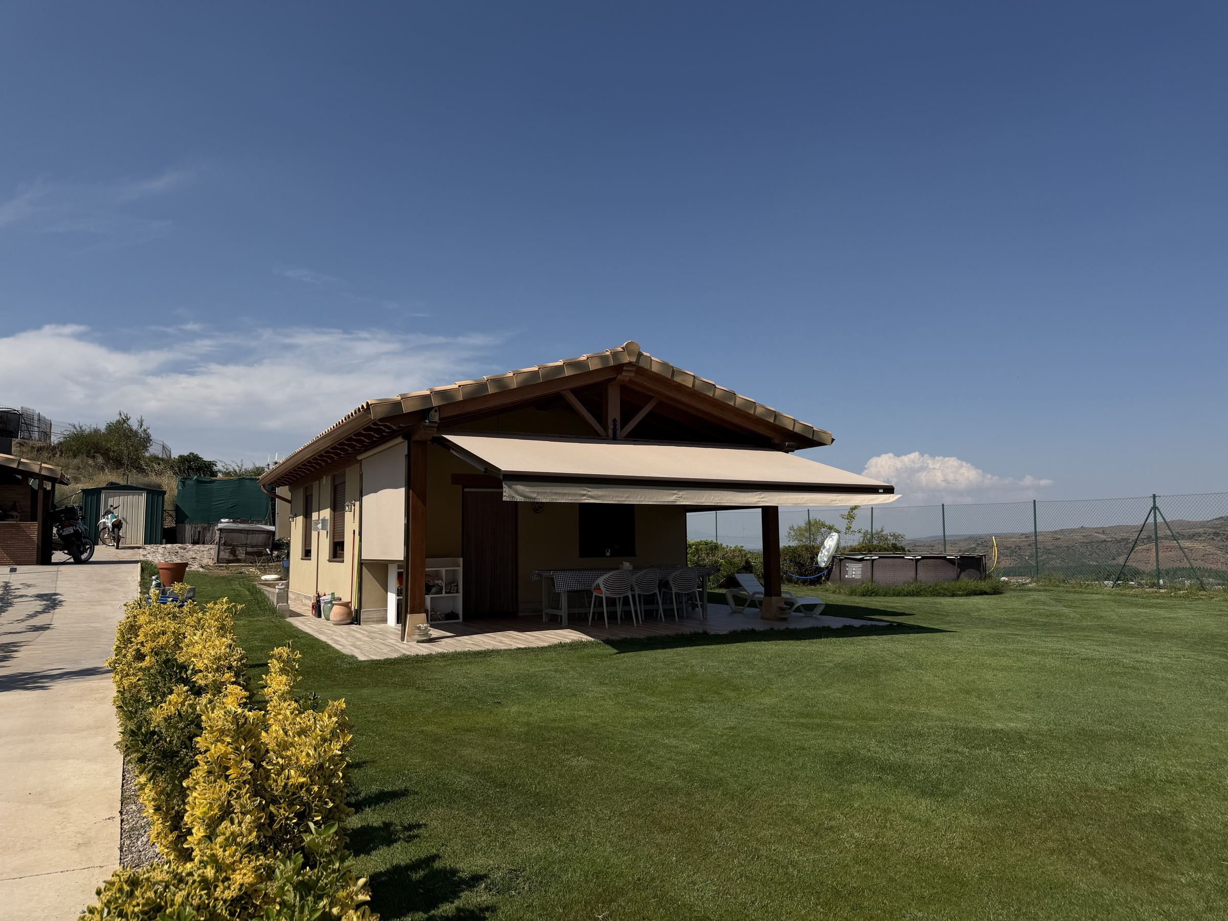 Vivienda con porche de madera construida por Montajes Depedro