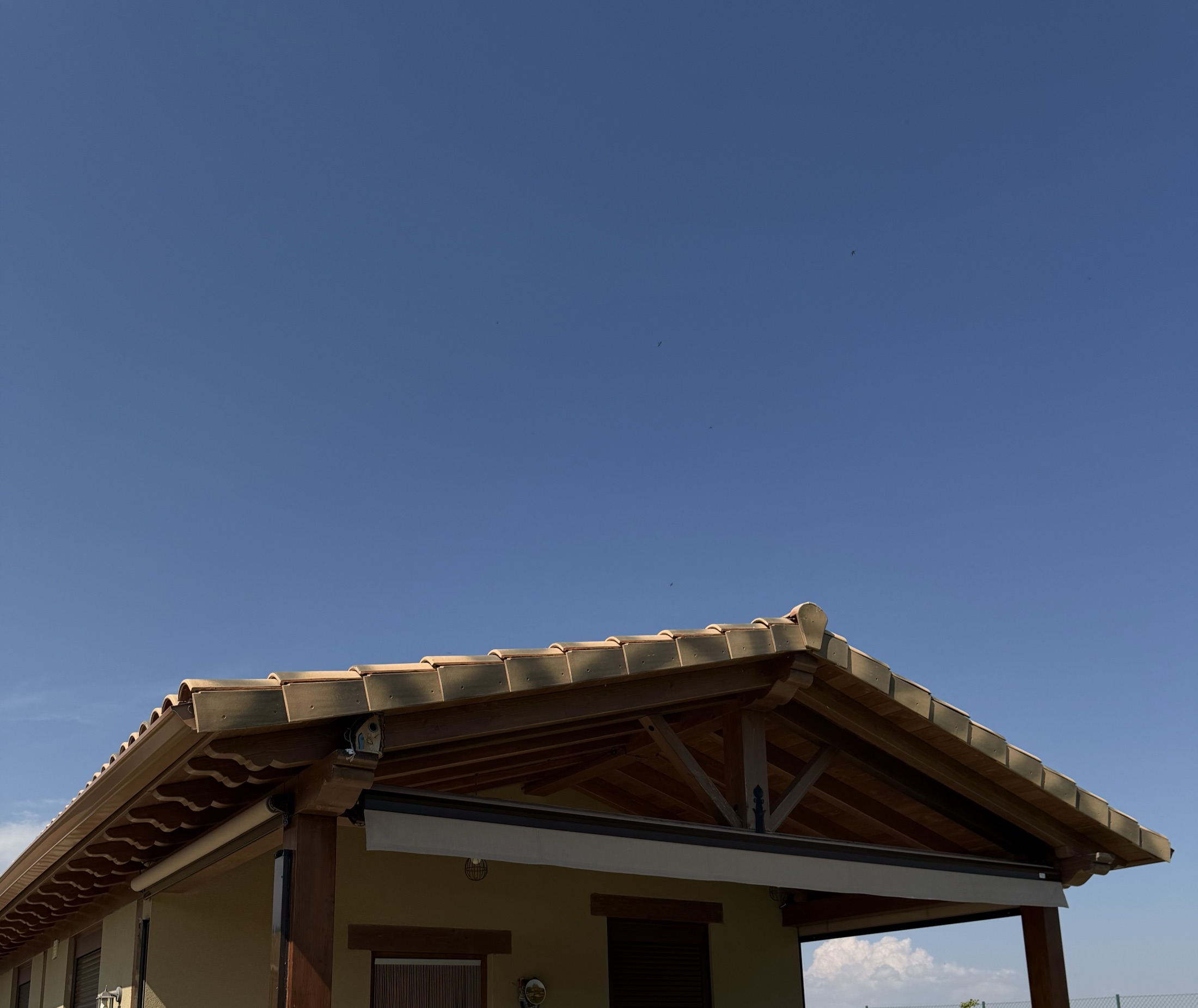 Porche de madera con cubierta cerámica, obra de Montajes Depedro