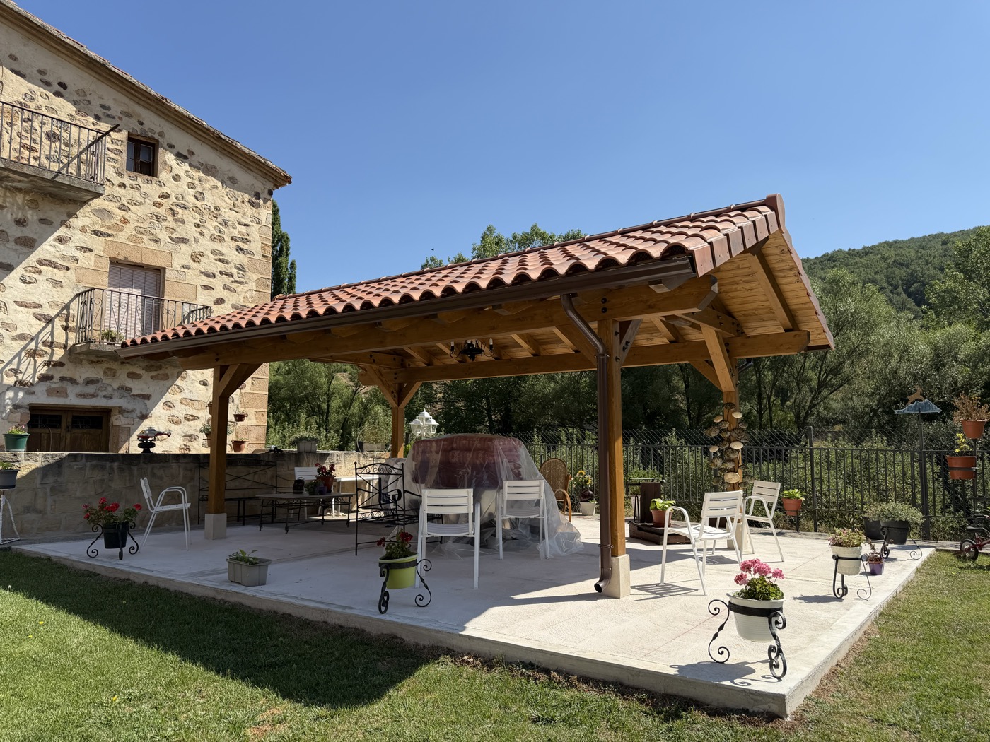 Porche de madera con cubierta cerámica, obra de Montajes Depedro