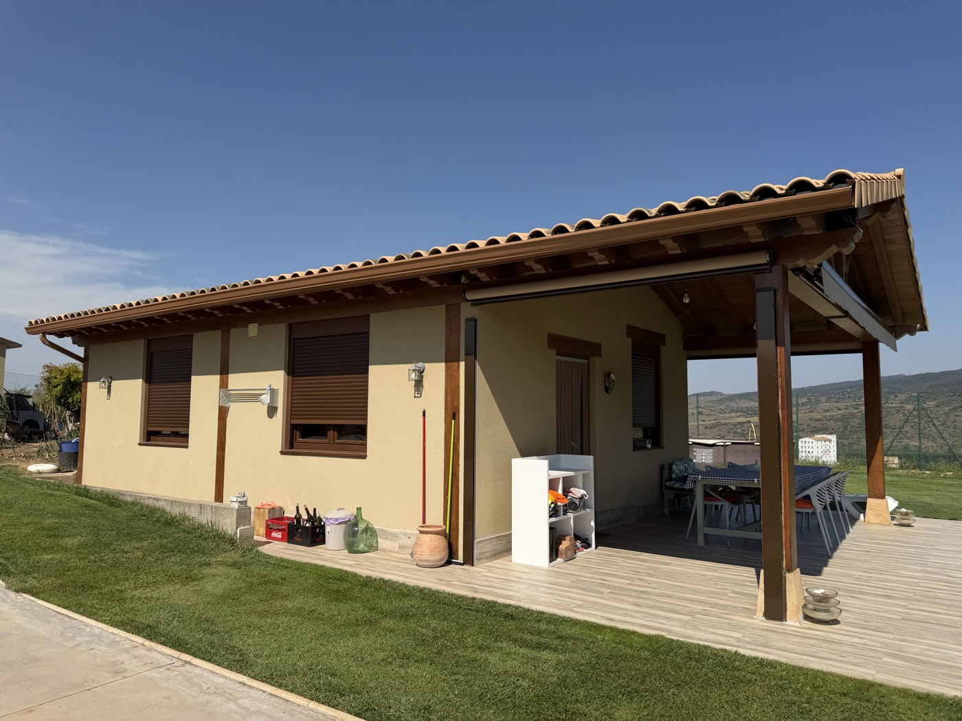 Vivienda con porche y jardín, obra de Montajes Depedro