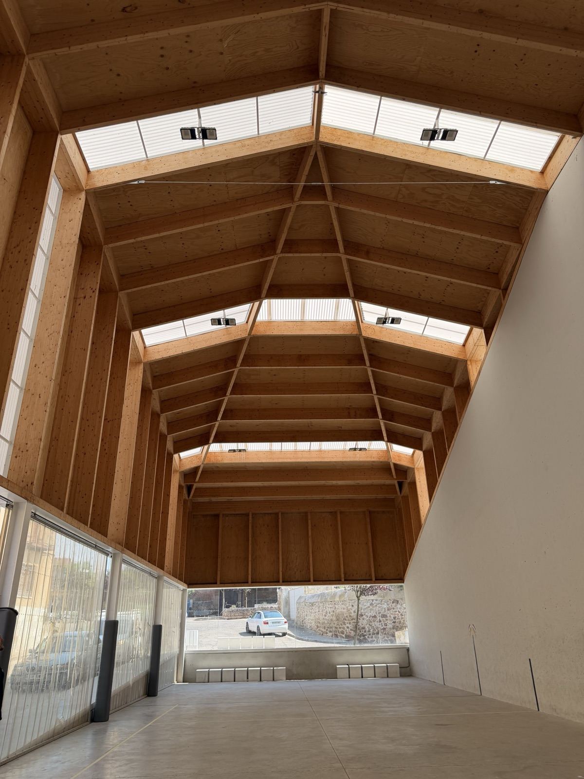 Frontón cubierto de Clavijo con estructura de madera laminada, obra pública de Montajes Depedro
