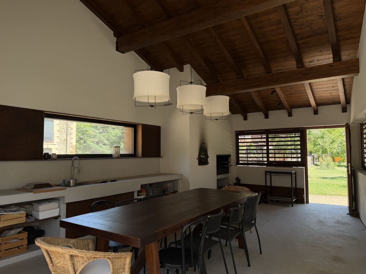 Interior de vivienda con estructura de madera vista, obra de Montajes Depedro