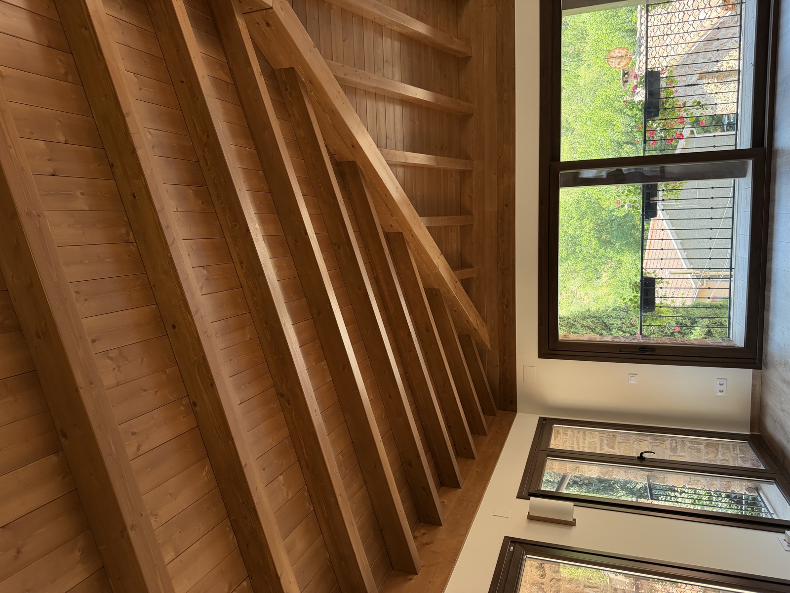 Interior con cubierta de madera vista, obra de Montajes Depedro en Viniegra de Arriba, La Rioja