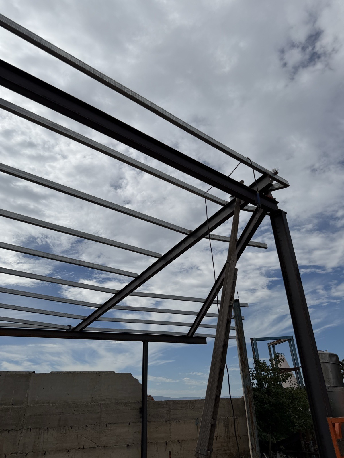 Estructura metálica de nave en construcción, vigas y pórticos de acero
