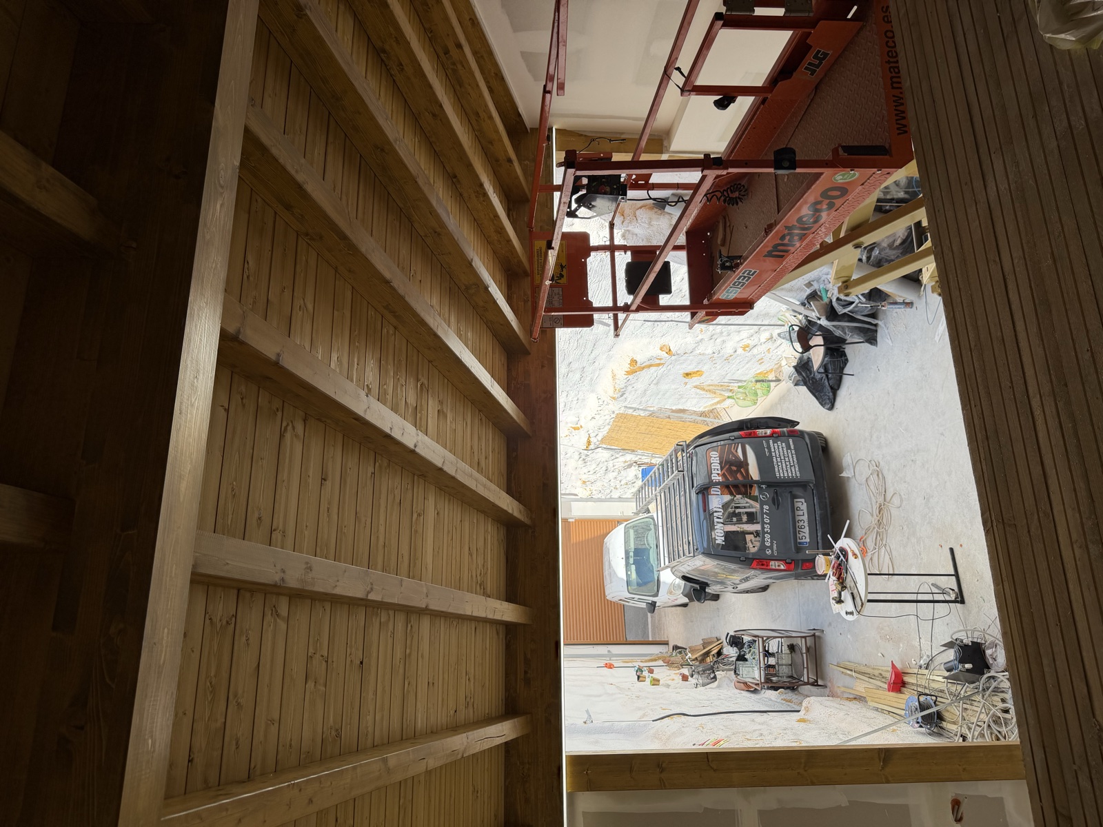 Estructura de madera junto a furgoneta de obra