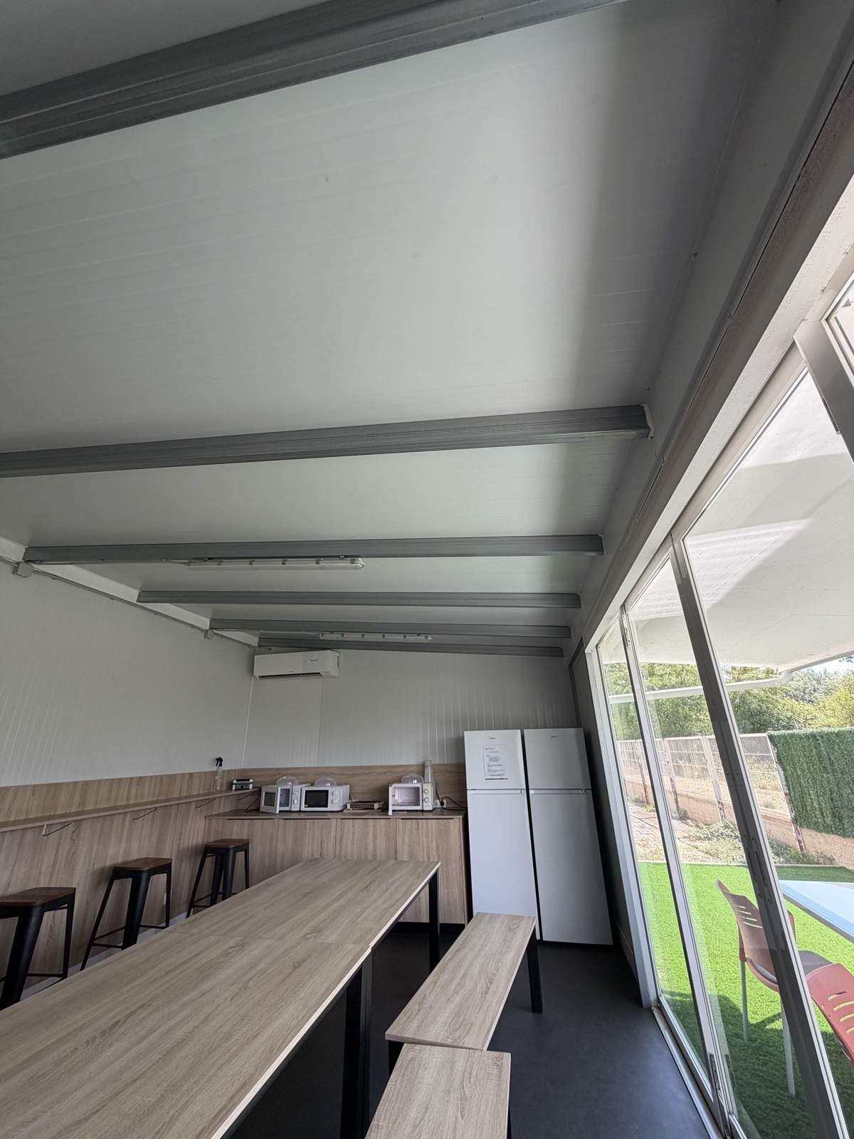 Interior de comedor de obra con panel sándwich en techo y paredes, obra de Montajes Depedro
