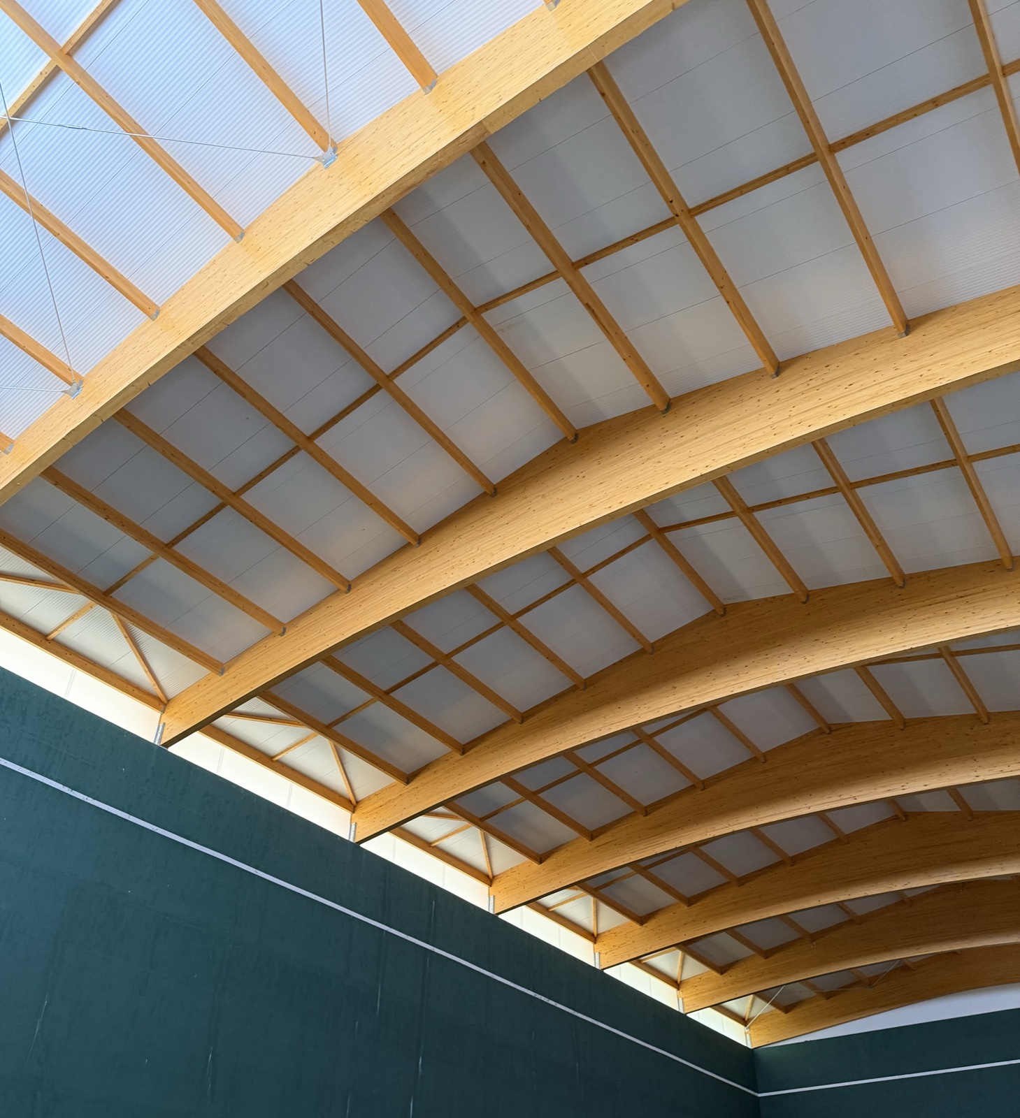 Cubierta de panel translúcido sobre estructura de madera laminada