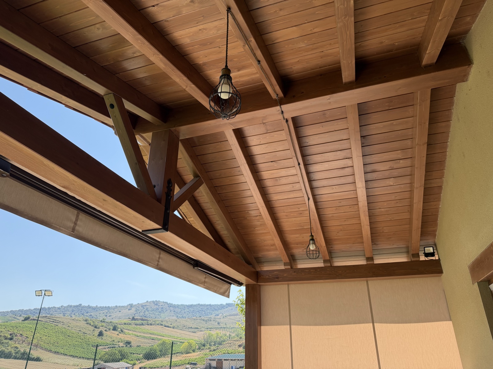 Porche de madera con vistas, obra de Montajes Depedro en Baños de Río Tobía, La Rioja