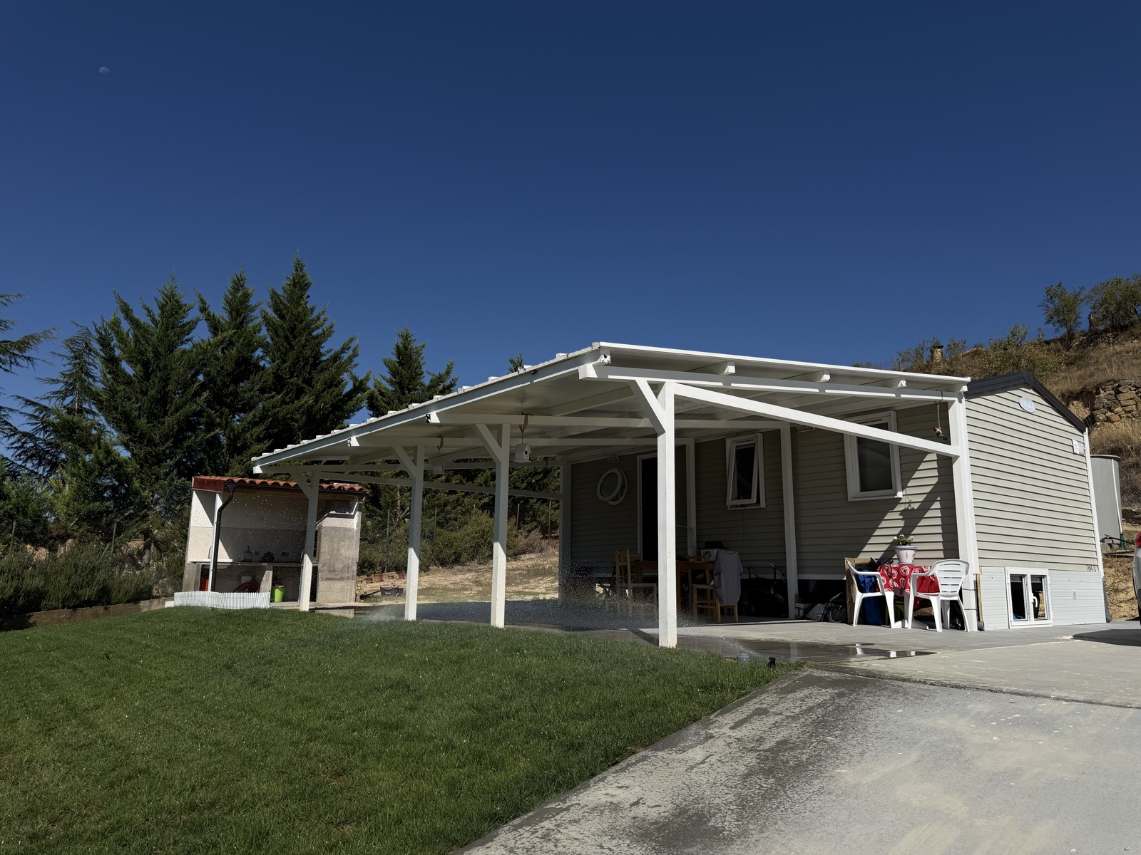 Porche de panel sándwich junto a vivienda, obra de Montajes Depedro