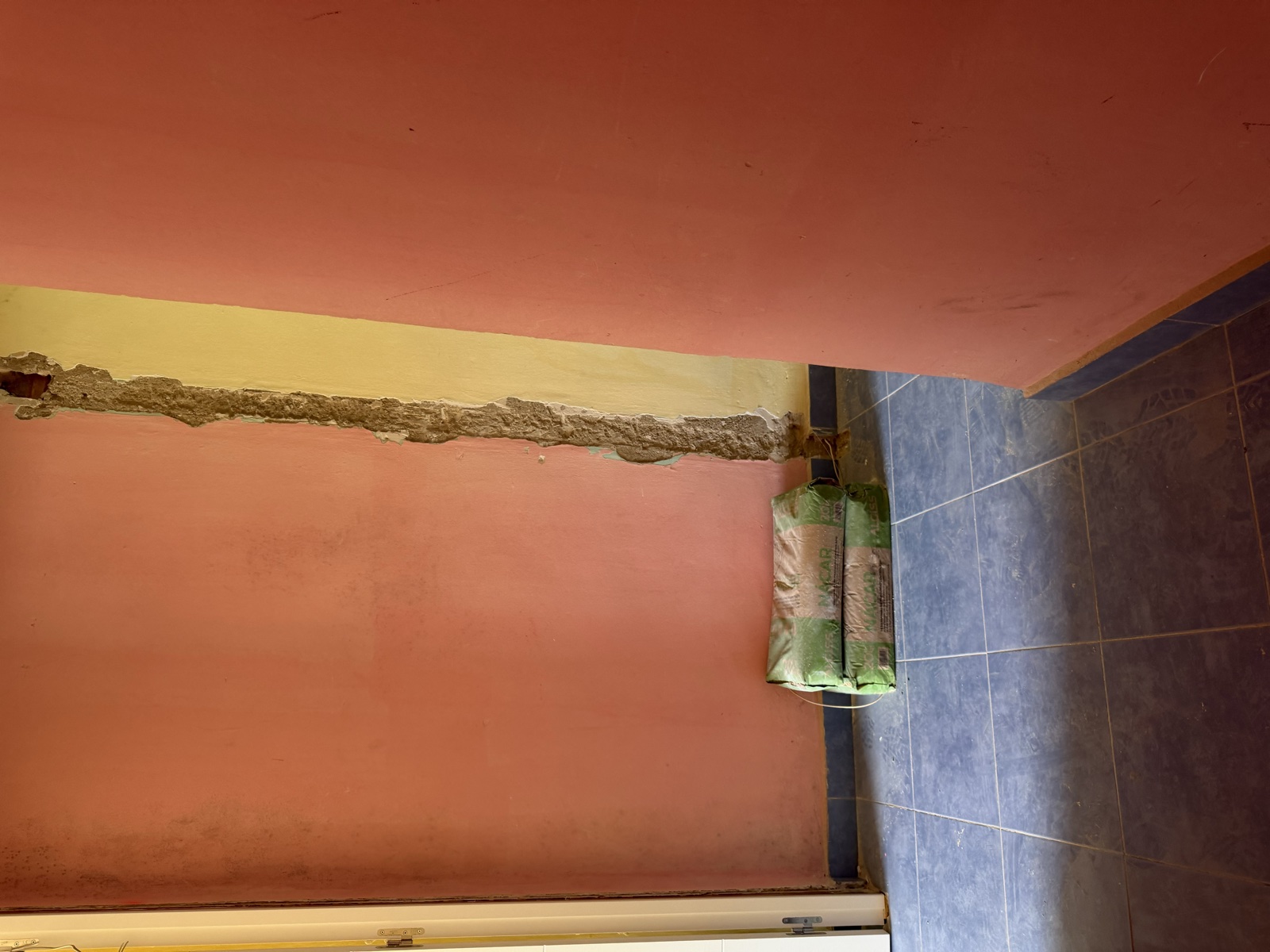 Pared con grieta reparada antes de acabado, obra de Montajes Depedro