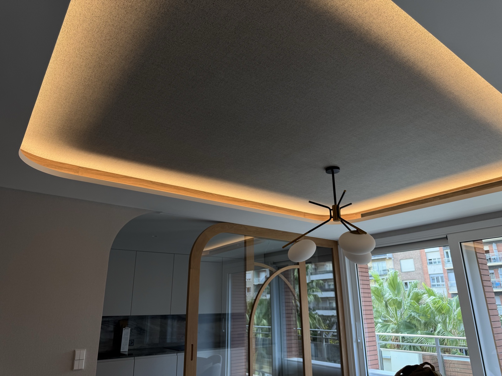 Salón reformado con techo continuo e iluminación indirecta, obra de Montajes Depedro
